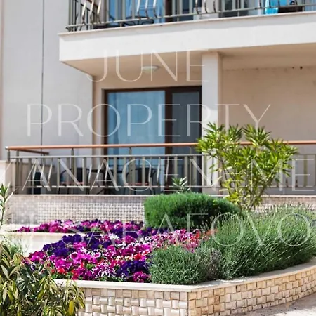 June Sea View Lejlighed *